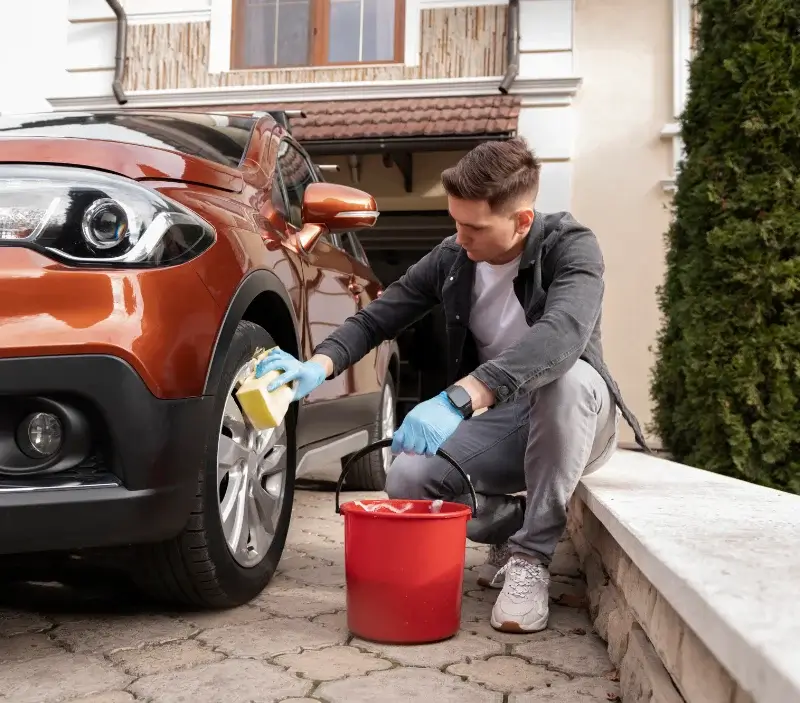Lavage auto à domicile Ploumilliau : professionnel intervenant sur un véhicule